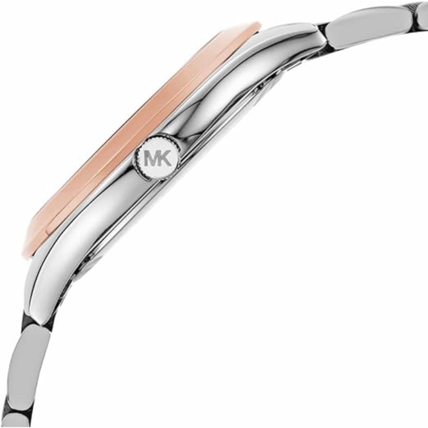 Vista lateral del reloj Michael Kors Mini Slim Runway MK3514, con caja bicolor plateada y rose gold y corona grabada con el logotipo MK.