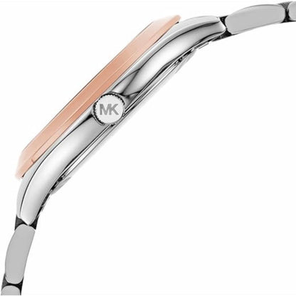 Vista lateral del reloj Michael Kors Mini Slim Runway MK3514, con caja bicolor plateada y rose gold y corona grabada con el logotipo MK.