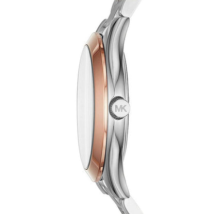 Vista lateral del reloj Michael Kors Mini Slim Runway MK3514, mostrando el perfil de la caja bicolor y la corona con logotipo MK.