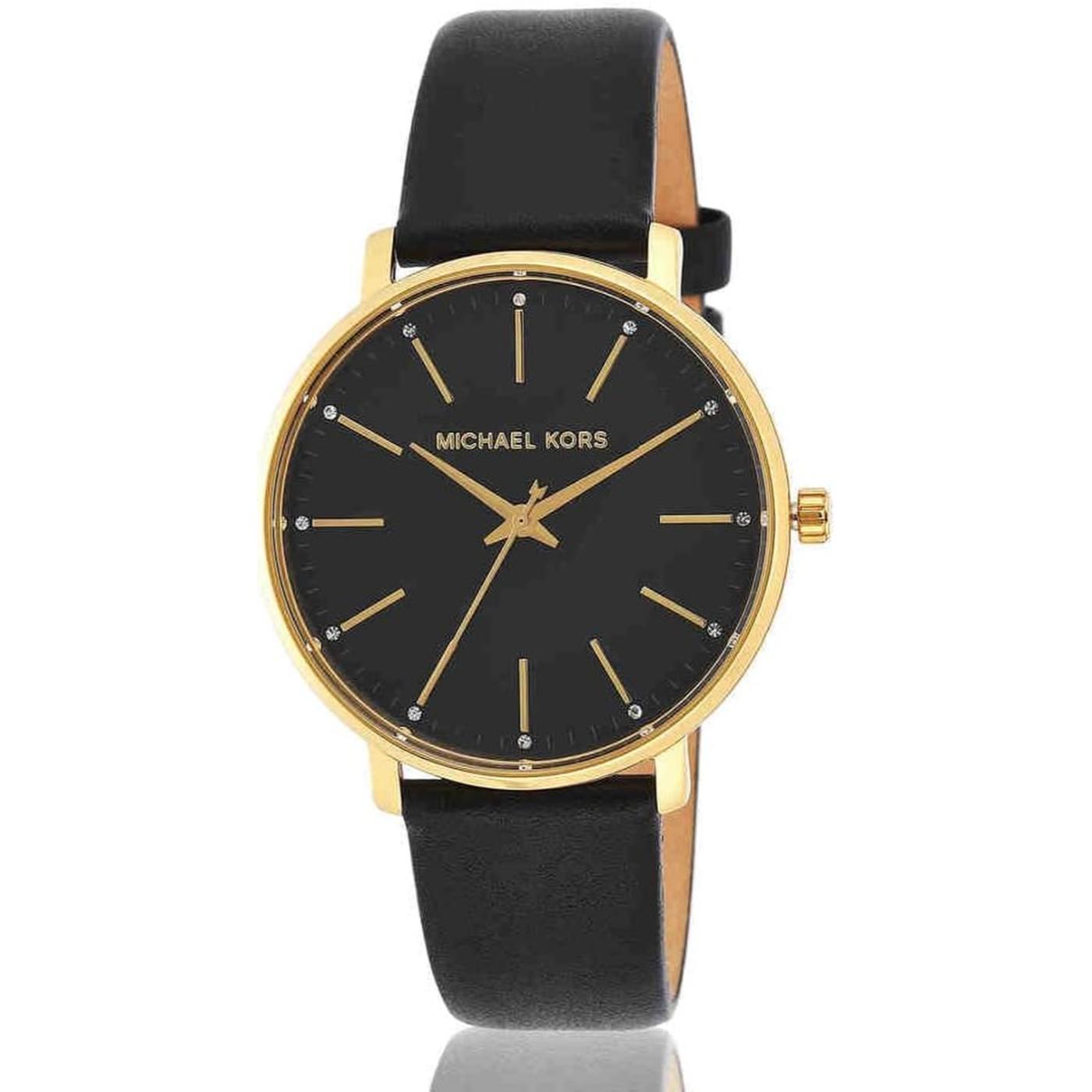 reloj Michael Kors Pyper MK2747 con esfera negra, caja dorada y correa negra visto de frente