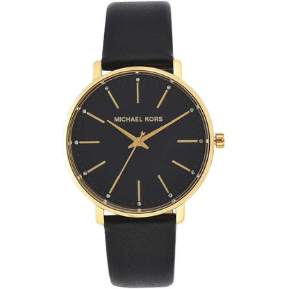 reloj Michael Kors Pyper MK2747 con esfera negra, índices dorados y correa negra visto de frente