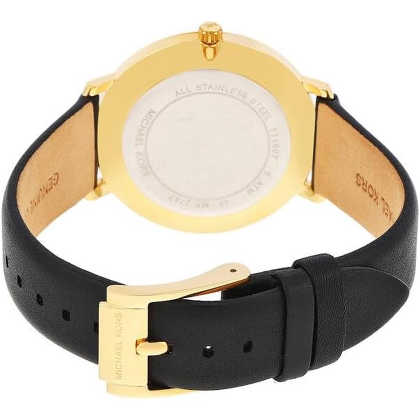 reloj Michael Kors Pyper MK2747 visto por la parte trasera con tapa circular de la caja y correa negra con hebilla dorada