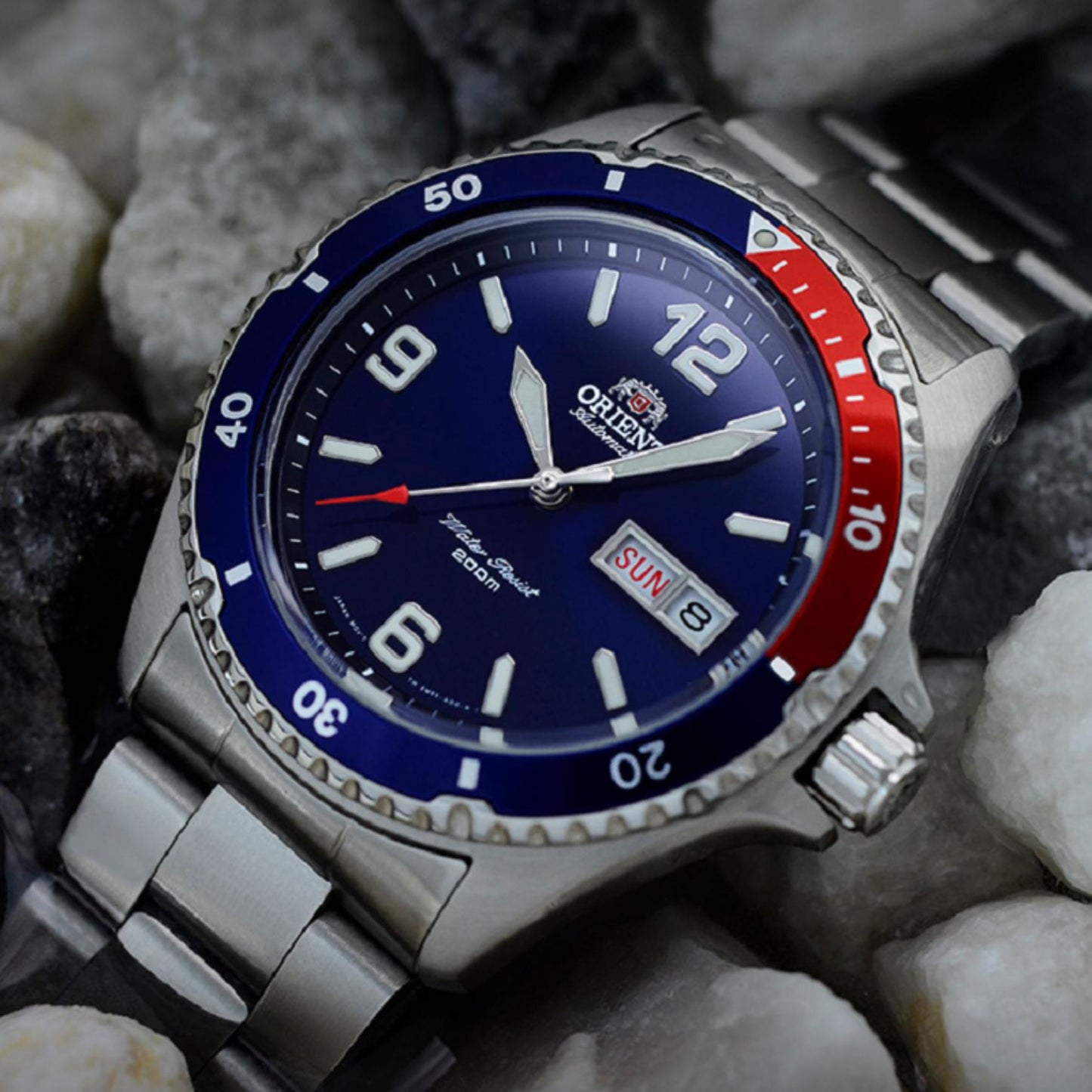 Orient Mako II AA02009D automatic dive watch close-up with blue dial, Pepsi-style red and blue bezel, luminous markers and stainless steel bracelet.