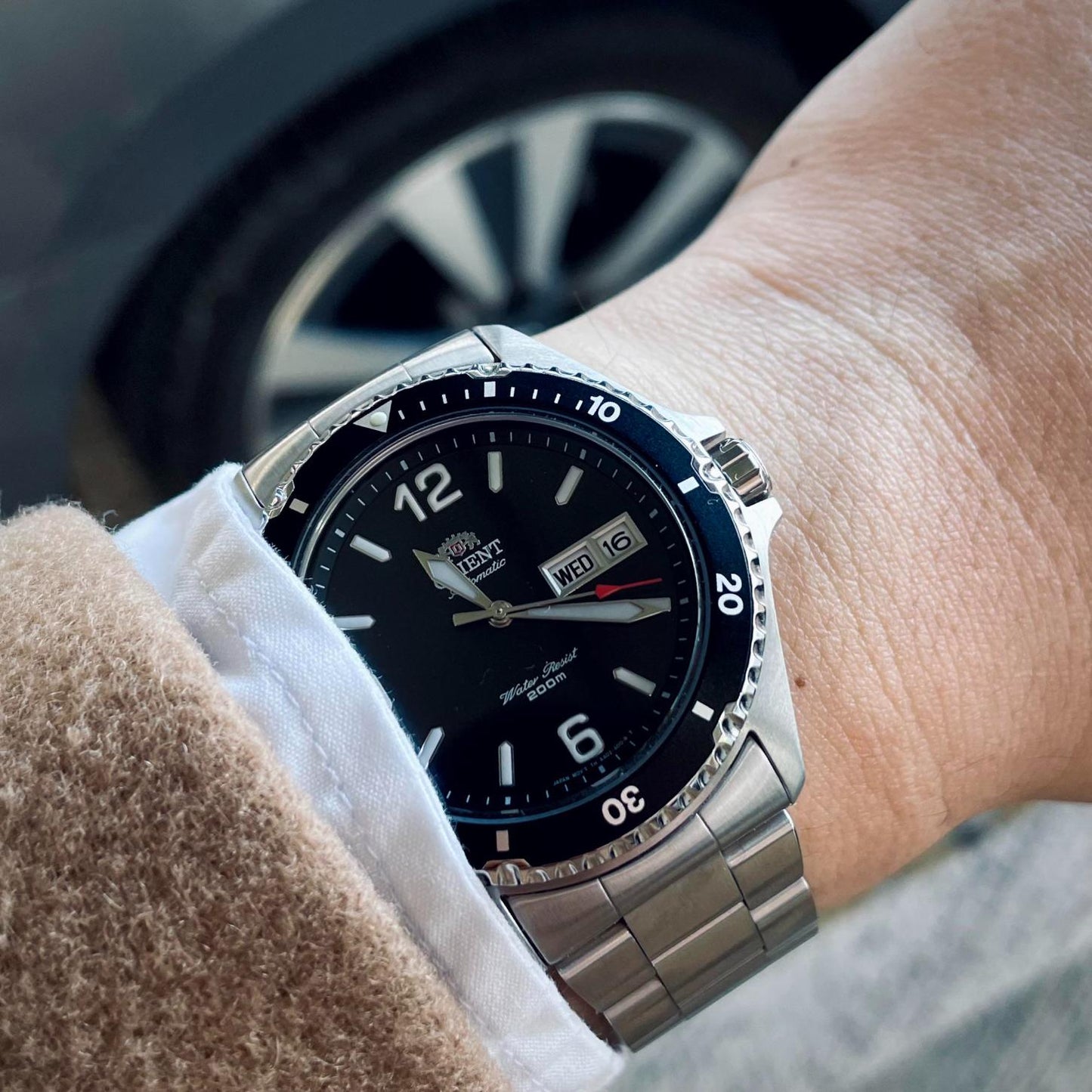 Orient Mako II FAA02001B9 automatic dive watch with black dial, black rotating bezel, and stainless steel bracelet worn on the wrist.