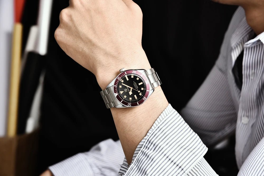 Reloj Benyar BB58 BY-5179M automático para hombre, puesto en la muñeca, brazalete acero y bisel rojo, camisa rayada.