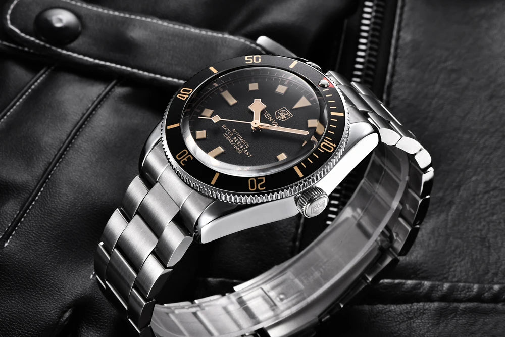 Reloj Benyar BB58 BY-5179M automático, caja y brazalete de acero, esfera negra, bisel vintage, presentado sobre chaqueta de cuero negra.