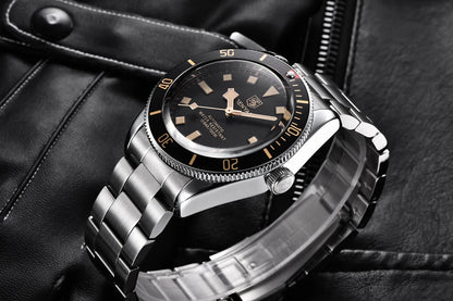 Reloj Benyar BB58 BY-5179M automático, caja y brazalete de acero, esfera negra, bisel vintage, presentado sobre chaqueta de cuero negra.