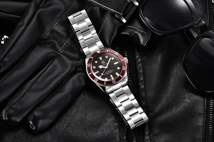Reloj Benyar BB58 BY-5179M automático para hombre, acero, esfera negra y bisel rojo, sobre guantes y gafas de sol.