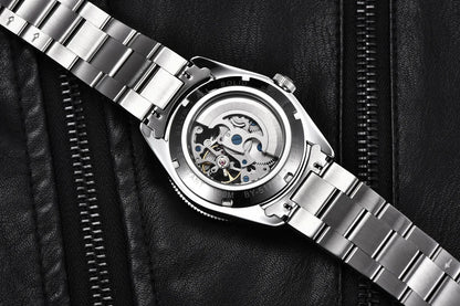 Vista trasera reloj Benyar BB58 BY-5179M automático, fondo transparente mostrando la maquinaria, correa acero sobre chaqueta negra.