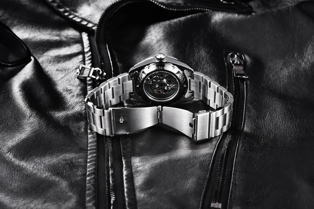 Vista trasera reloj Benyar BB58 BY-5179M automático, correa acero desplegada mostrando maquinaria, chaqueta cuero de fondo.