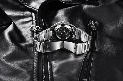 Vista trasera reloj Benyar BB58 BY-5179M automático, correa acero desplegada mostrando maquinaria, chaqueta cuero de fondo.