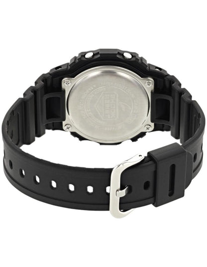 Reloj Casio G-Shock negro digital con correa de resina, vista trasera de la caja y el cierre