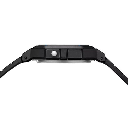 Reloj Casio negro digital con correa de resina, vista lateral del perfil de la caja