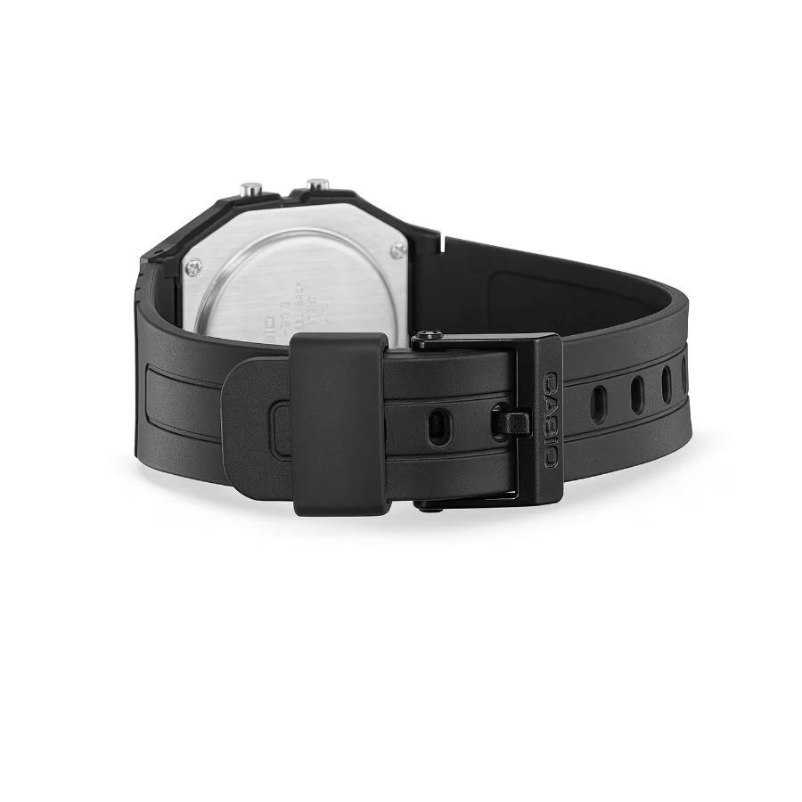 Reloj Casio negro digital con correa de resina, vista trasera de la caja y el cierre