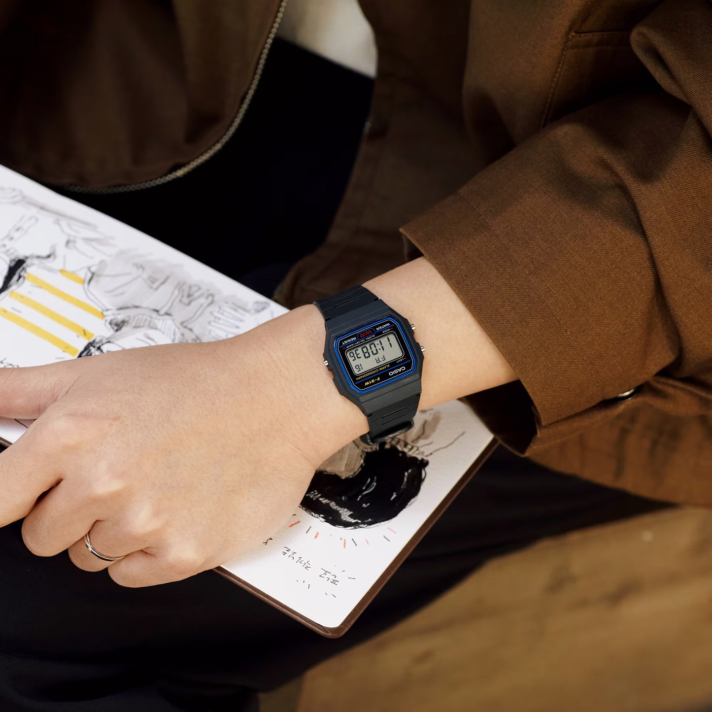 Reloj Casio negro digital colocado en la muñeca en una escena de uso real