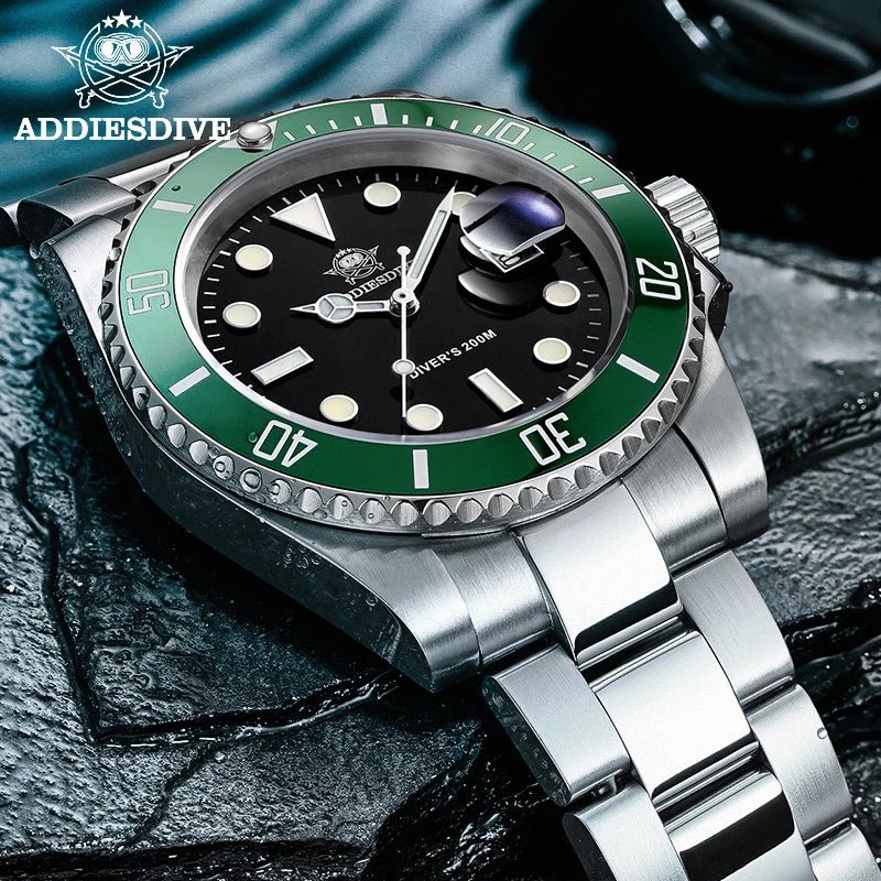 Reloj Addiesdive hombre esfera negra y bisel verde, diseño diver de acero sobre piedras junto al agua