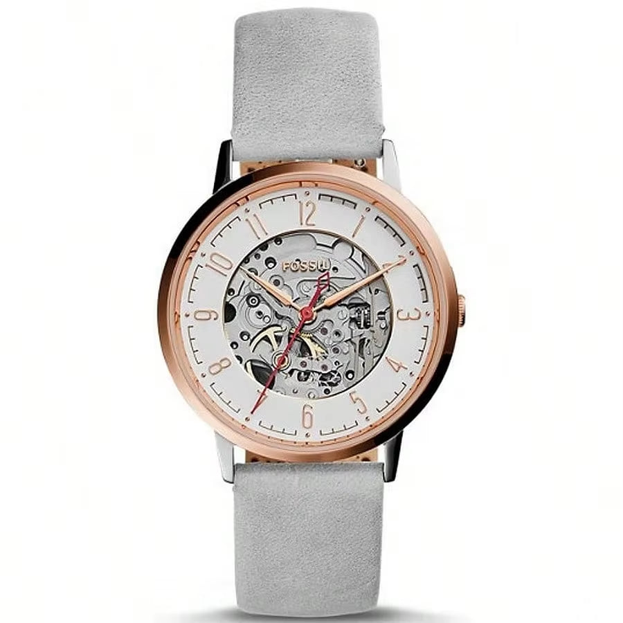 Reloj Fossil Townsman Automatic Skeleton modelo ME3131, caja oro rosa, esfera esqueleto y correa gris de ante, movimiento automático a la vista.