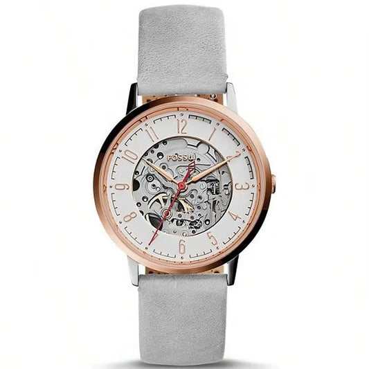 Reloj Fossil Townsman Automatic Skeleton modelo ME3131, caja oro rosa, esfera esqueleto y correa gris de ante, movimiento automático a la vista.