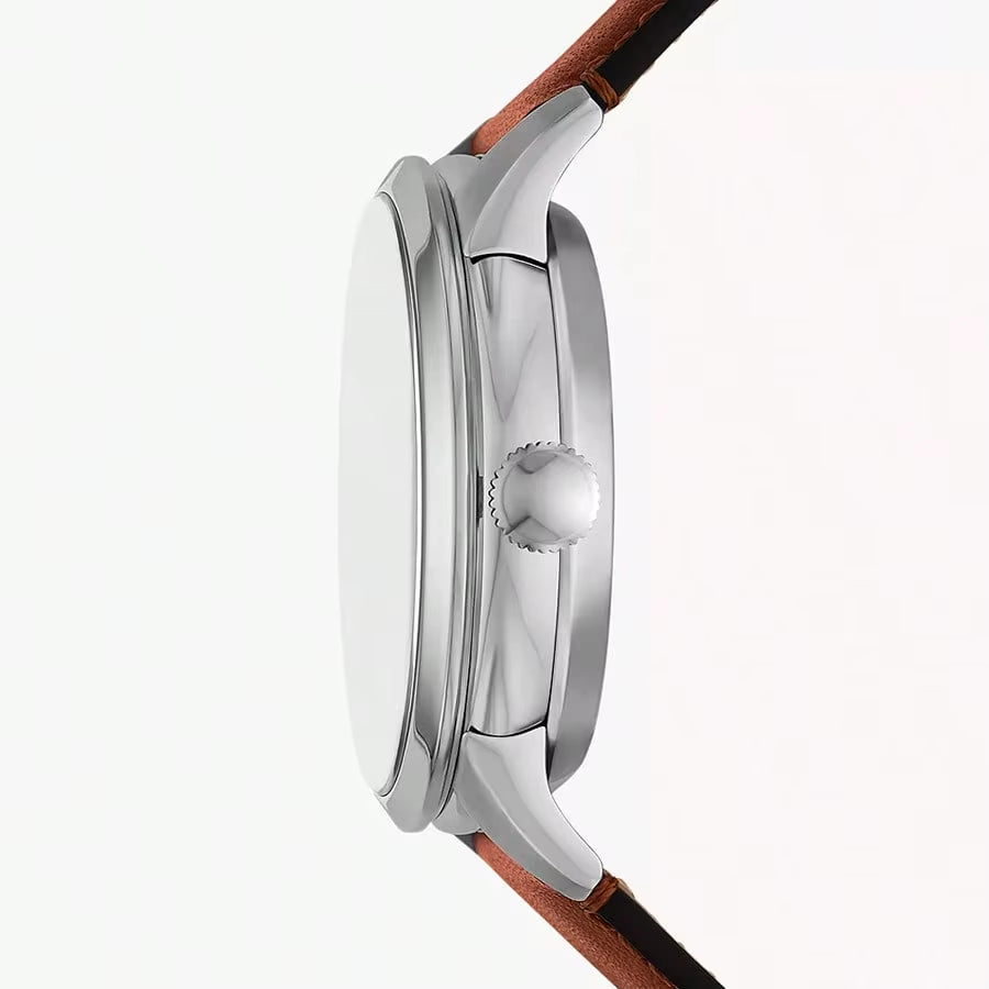 reloj fossil me3265 visto lateralmente, caja de acero pulido, correa marrón, detalle de corona y perfil del bisel