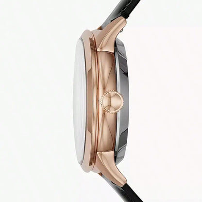 Vista lateral del reloj Fossil ME3265, caja combinada en acero y oro rosado, correa de cuero negra, destacando la corona y perfil