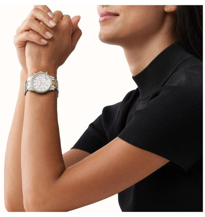 Reloj Michael Kors bicolor en plateado y dorado colocado en la muñeca, vista de uso real