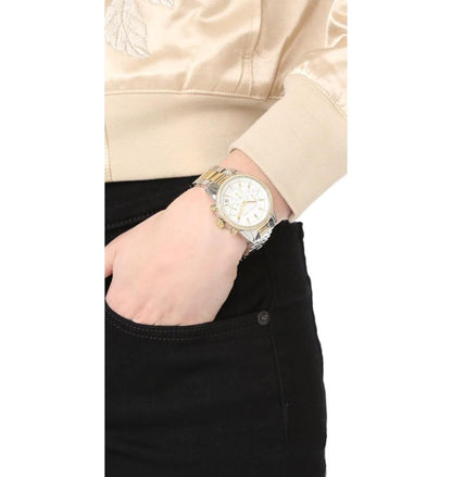 Reloj Michael Kors bicolor en plateado y dorado colocado en la muñeca, vista de uso real