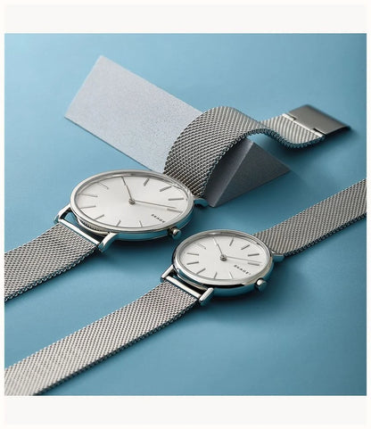 Reloj Skagen plateado con esfera blanca y correa de malla, vista lateral del diseño