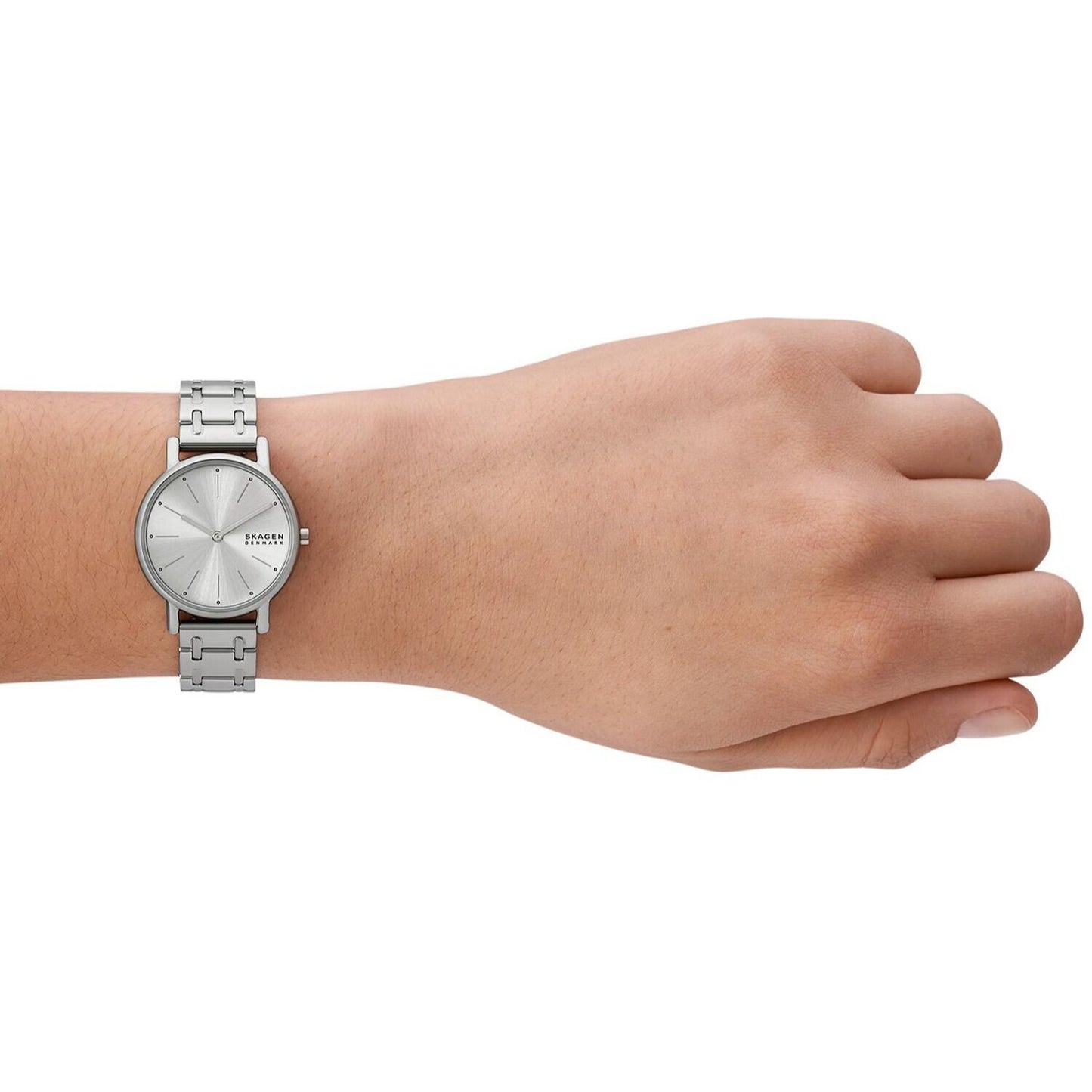 Vista del reloj Skagen Signatur Lille SKW3123 para mujer colocado en la muñeca, diseño minimalista en acero inoxidable plateado