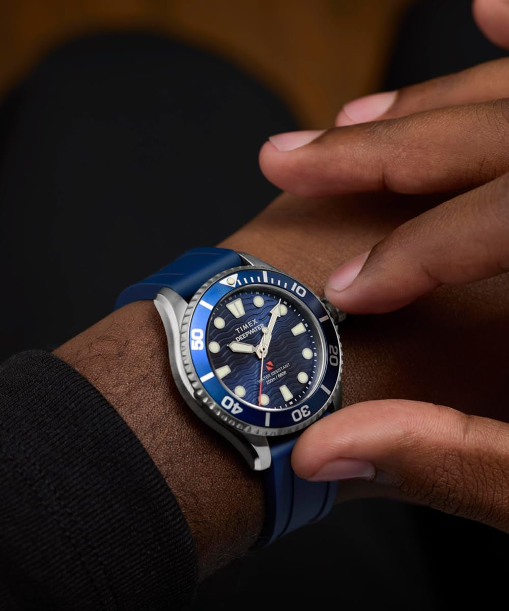 Reloj Timex Deepwater azul colocado en la muñeca con correa de silicona y bisel de buceo.