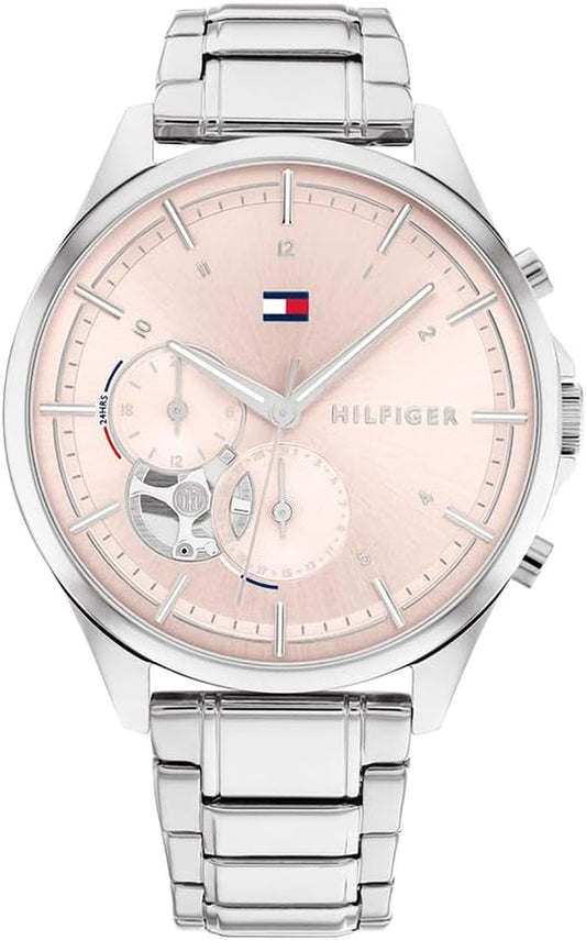 Reloj Tommy Hilfiger de mujer con esfera rosa y brazalete de acero visto de frente.