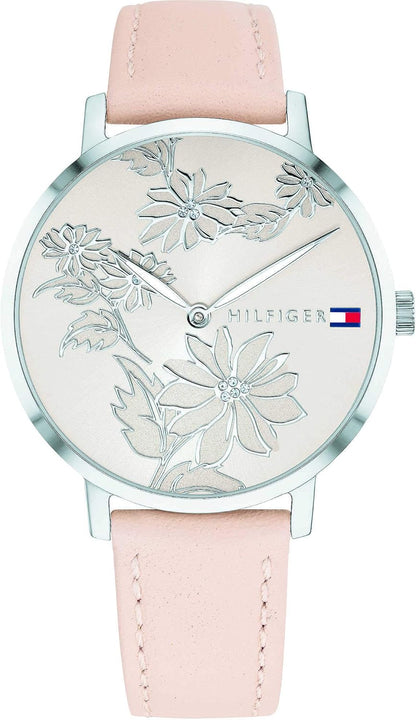 Reloj Tommy Hilfiger para mujer con esfera floral grabada en color plateado y correa rosa clara de piel.