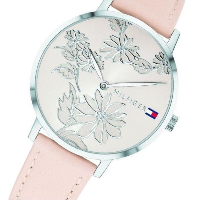 Reloj Tommy Hilfiger para mujer con esfera floral grabada en tono claro y diseño elegante.