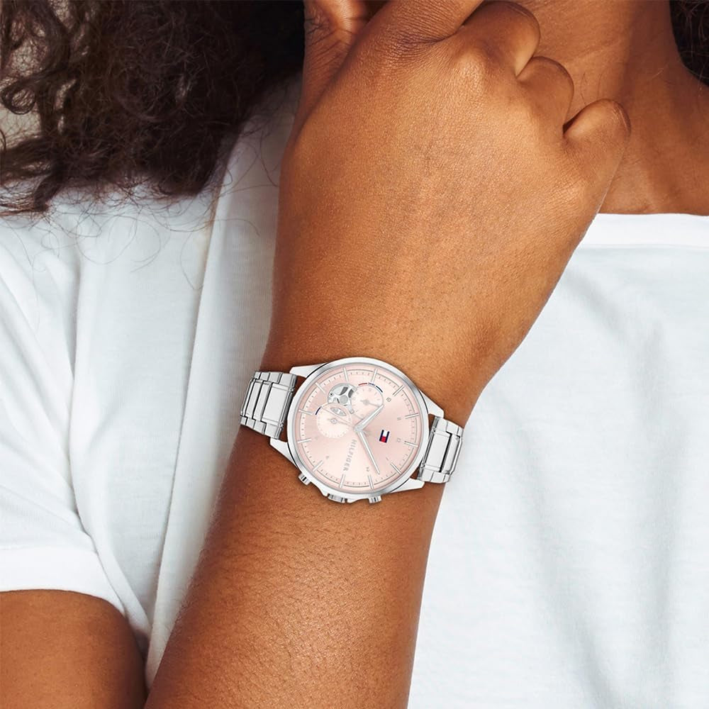 Reloj Tommy Hilfiger para mujer con brazalete de acero, mostrado puesto en la muñeca.