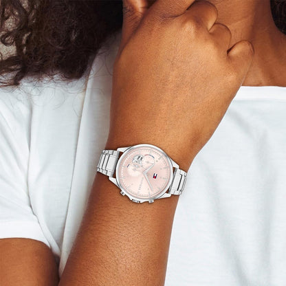 Reloj Tommy Hilfiger para mujer con brazalete de acero, mostrado puesto en la muñeca.