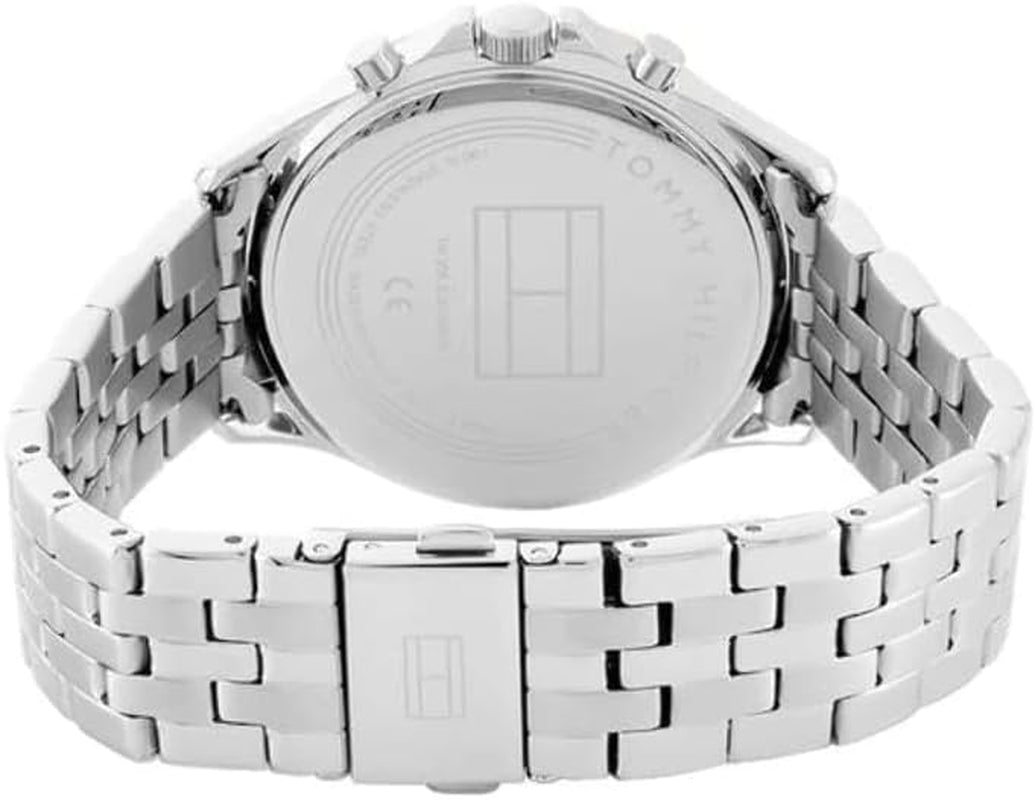 Vista trasera del reloj Tommy Hilfiger para mujer con brazalete de acero inoxidable y tapa grabada de la caja.