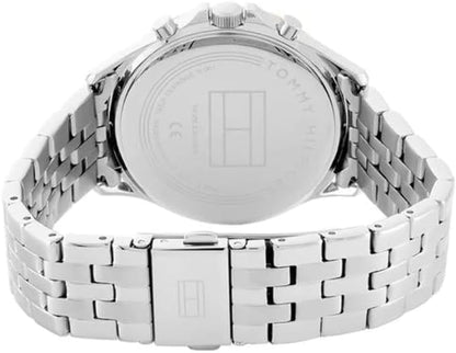 Vista trasera del reloj Tommy Hilfiger para mujer con brazalete de acero inoxidable y tapa grabada de la caja.