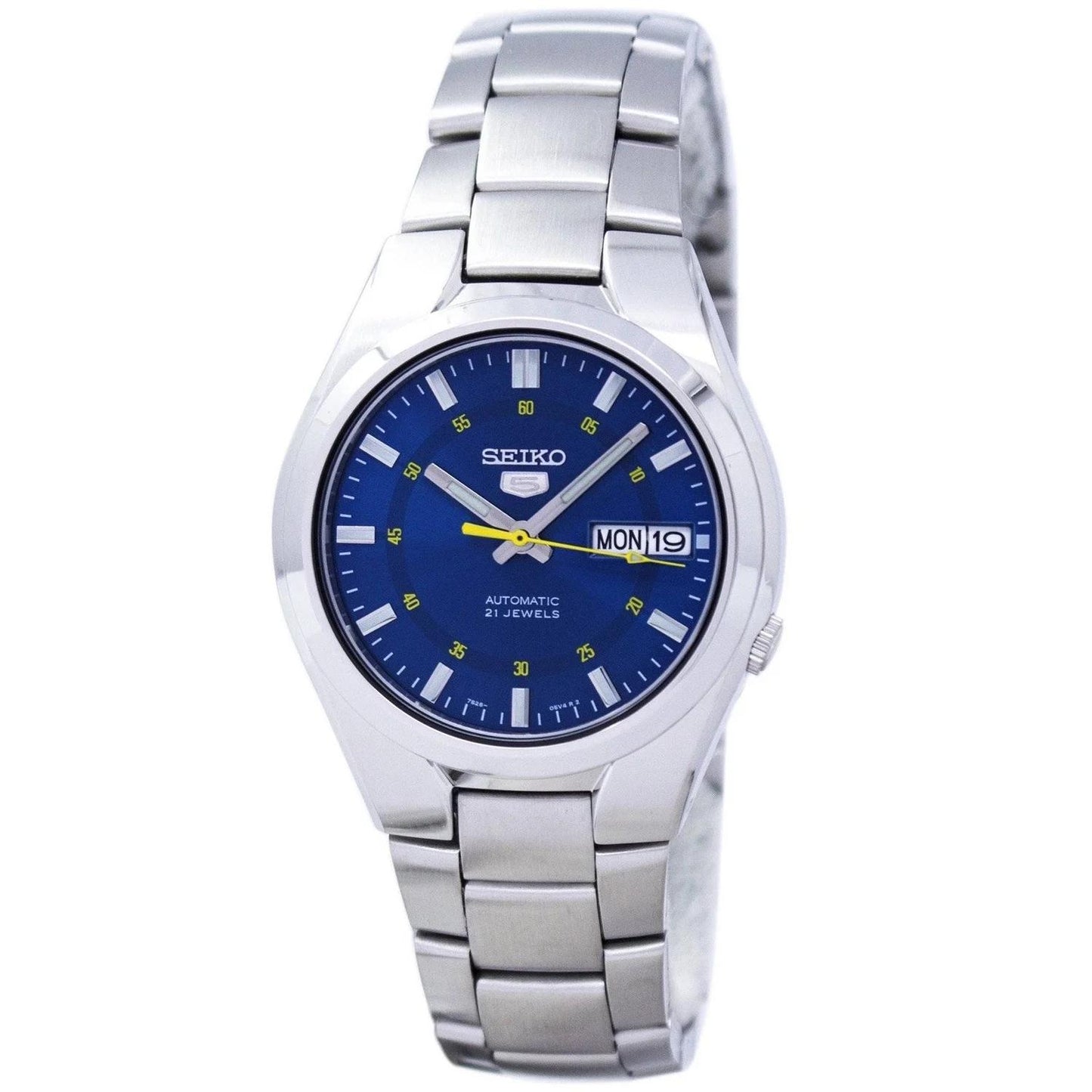 Reloj Seiko 5 SNK615K automático con brazalete de acero, esfera azul intensa con índices blancos y detalles en amarillo, y ventana de día y fecha enmarcada en blanco a las 3
