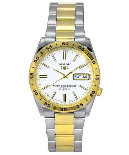 Reloj Seiko 5 automático bicolor con esfera blanca y calendario día y fecha mostrado en vista frontal.