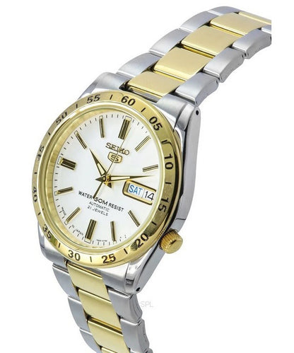 Reloj Seiko 5 automático bicolor con esfera blanca mostrado en posición inclinada, destacando caja y brazalete.