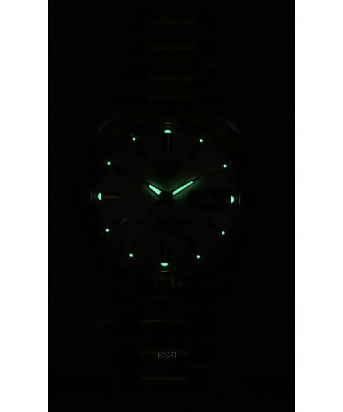 Reloj Seiko 5 automático bicolor con índices y agujas luminiscentes visibles en la oscuridad.