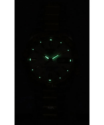 Reloj Seiko 5 automático bicolor con índices y agujas luminiscentes visibles en la oscuridad.