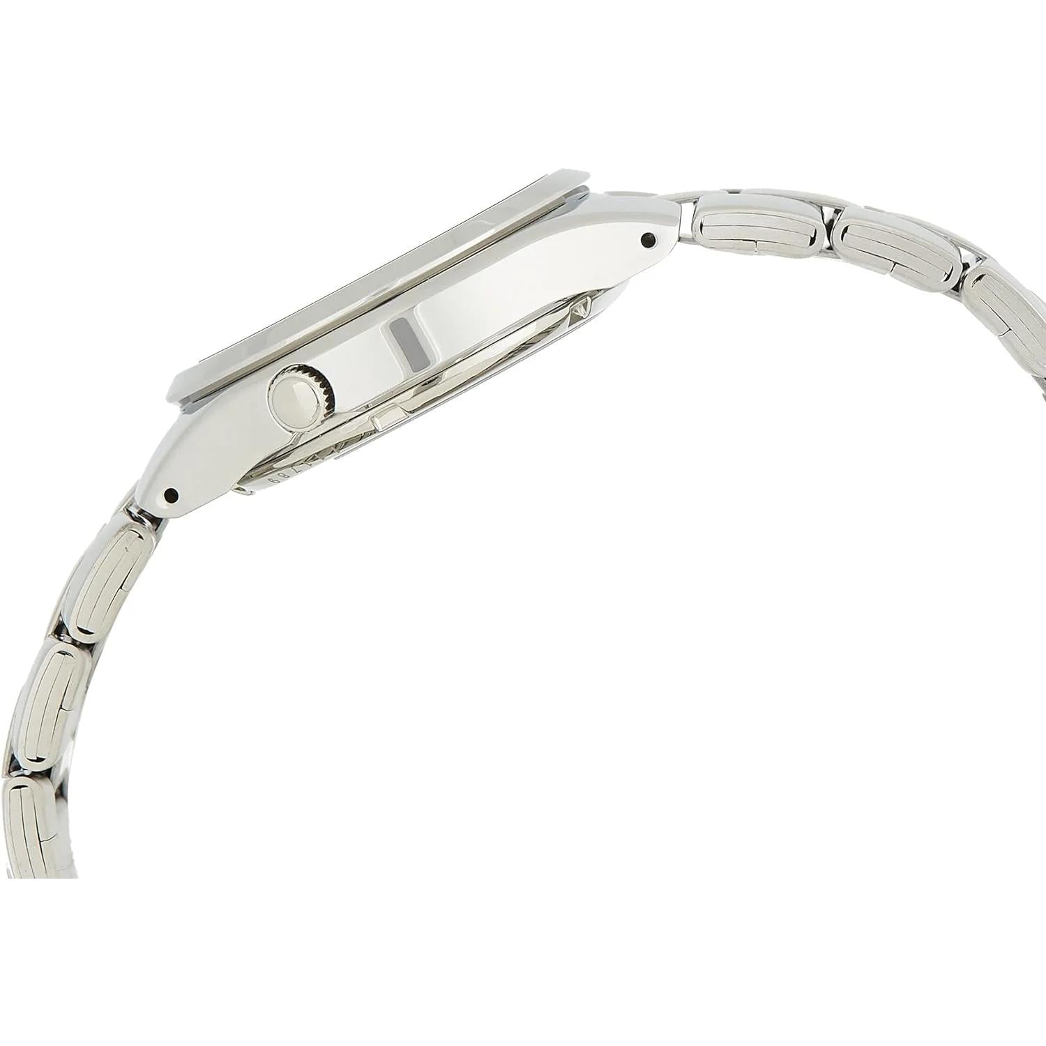 Reloj automático Seiko 5 SNK615K con caja delgada de acero inoxidable pulido, corona a las 4 y brazalete de eslabones integrados