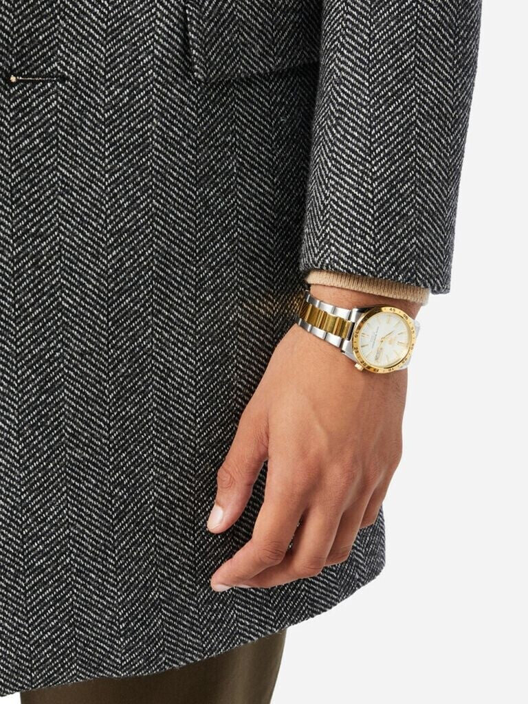 Reloj Seiko 5 SNKE04J1 bicolor plateado y dorado colocado en la muñeca, escena de uso real