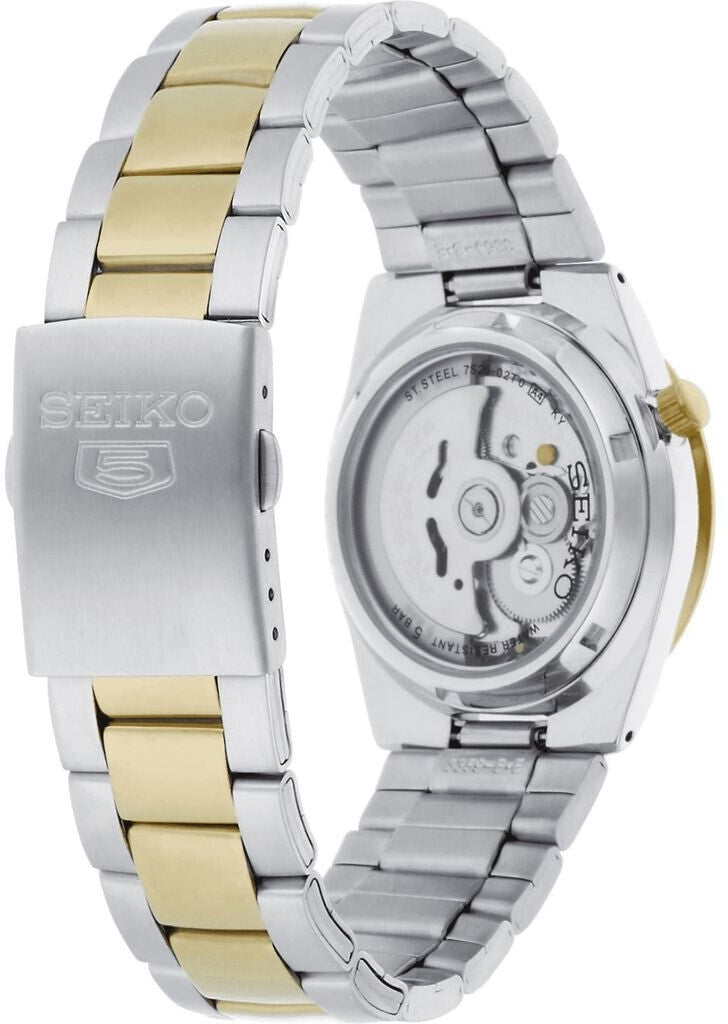 vista trasera del reloj Seiko con fondo transparente, brazalete de acero bicolor y cierre desplegable grabado