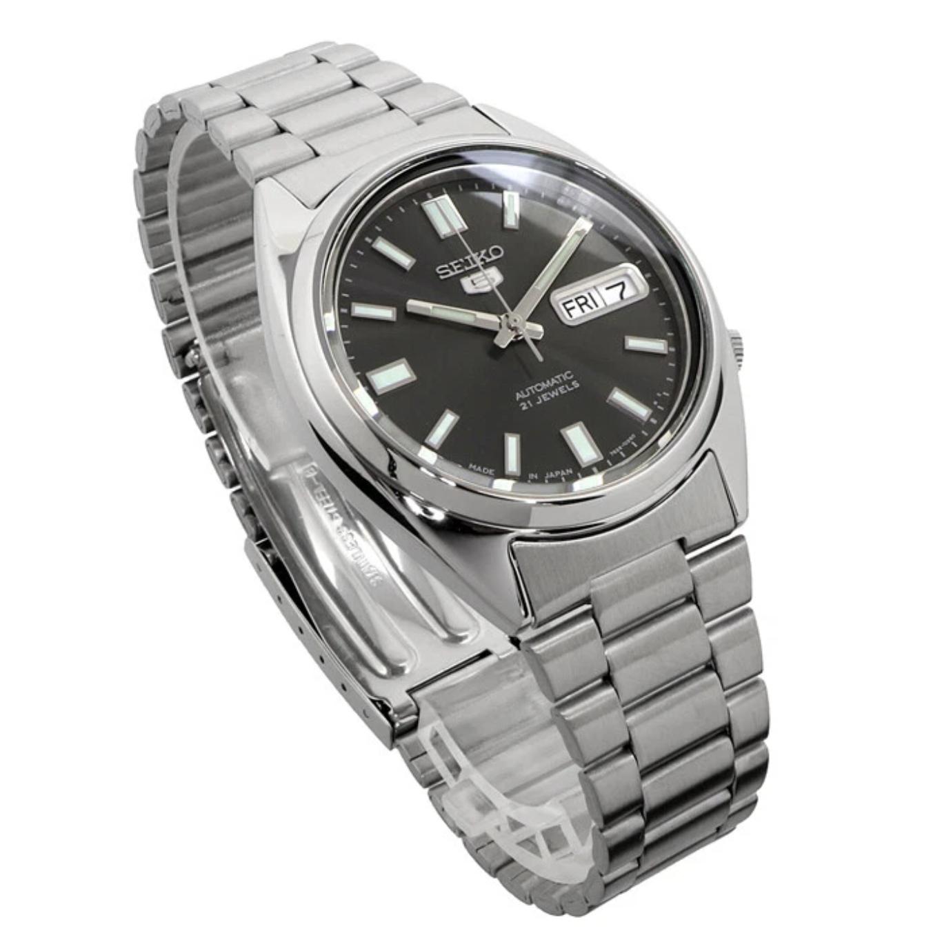 Reloj automático Seiko 5 SNXS79K1 con esfera gris oscuro, índices rectangulares luminiscentes y brazalete de acero inoxidable pulido.