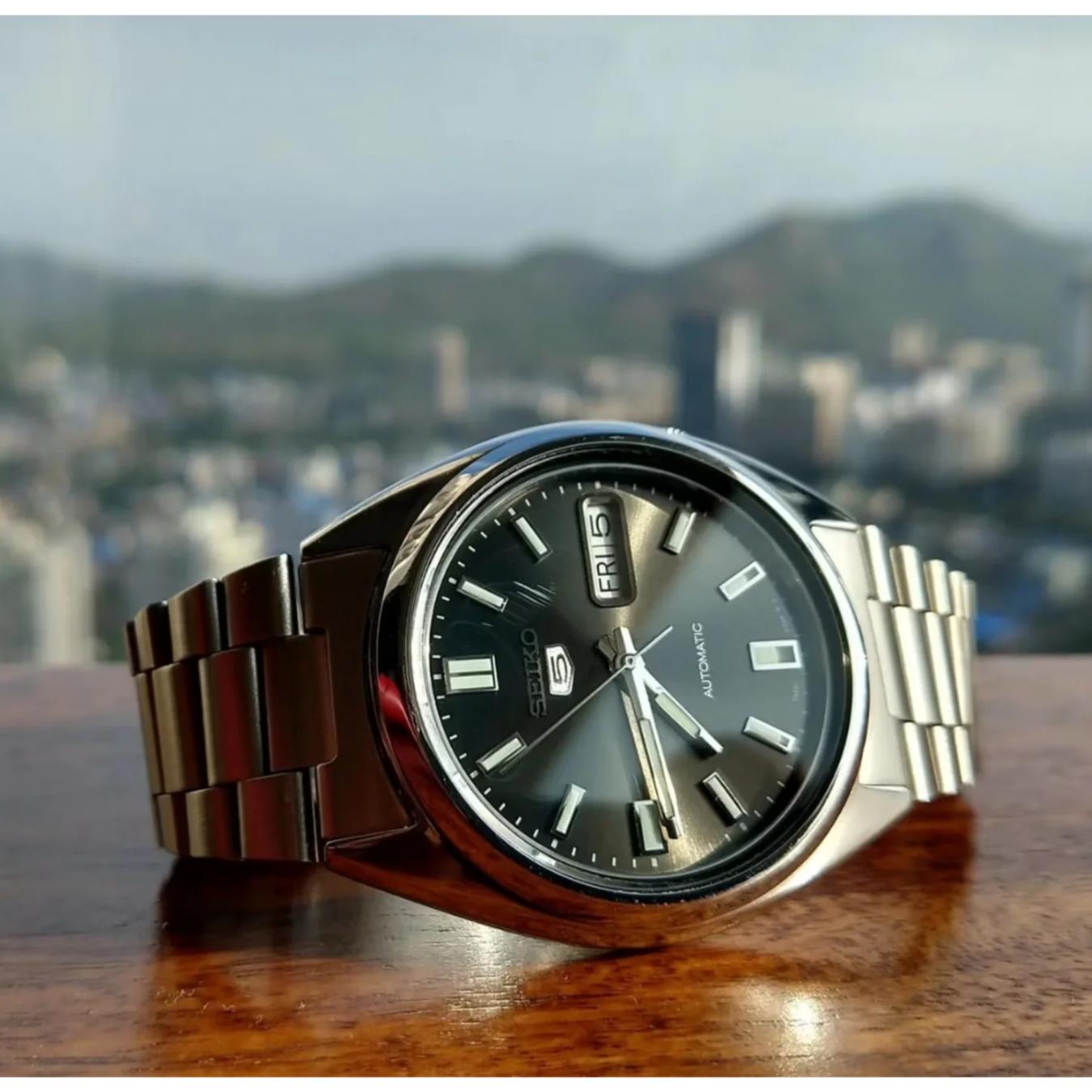 Reloj automático Seiko 5 SNXS79K1 con esfera gris rayos de sol, caja de acero pulido y brazalete clásico