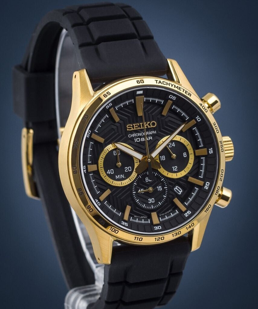 Reloj Seiko cronógrafo dorado con esfera negra y correa negra mostrado en vista inclinada lateral para resaltar la caja y los pulsadores.