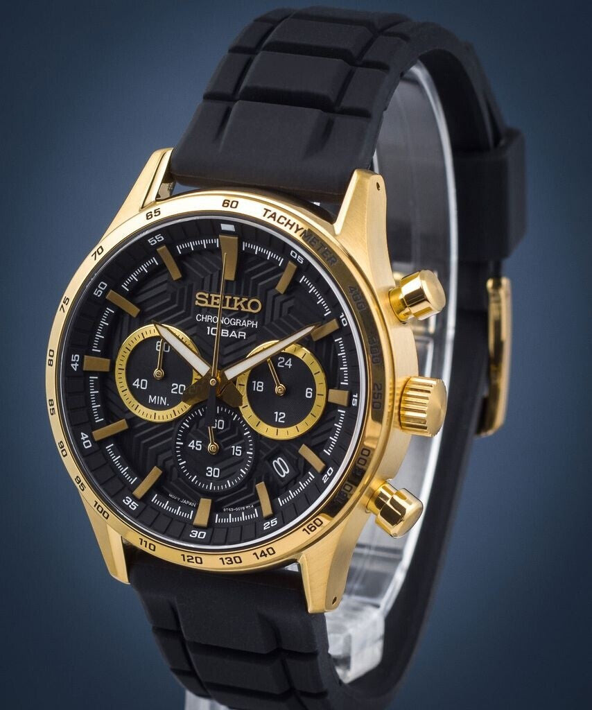 Reloj Seiko cronógrafo dorado con esfera negra y correa negra mostrado en posición inclinada para resaltar su diseño.