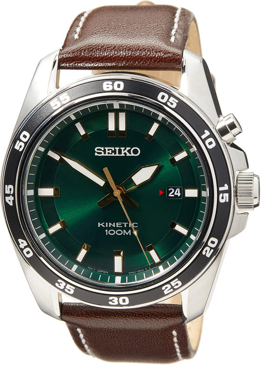 Reloj Seiko Kinetic para hombre fotografiado de frente en posición vertical, con esfera verde, caja de acero y correa de piel marrón.