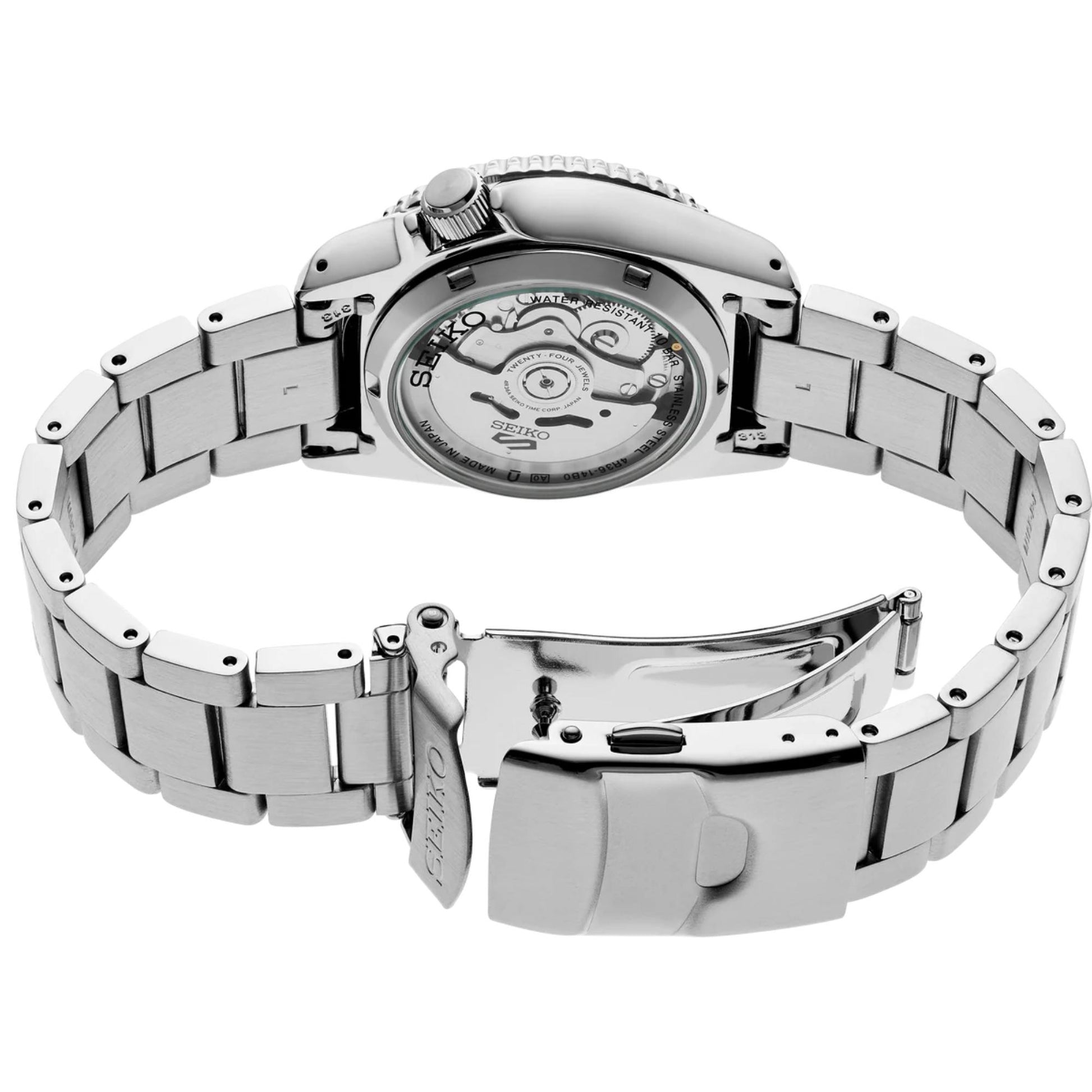Parte trasera del Seiko SRPK31 con fondo visto del movimiento automático y brazalete de acero inoxidable con cierre desplegable abierto.